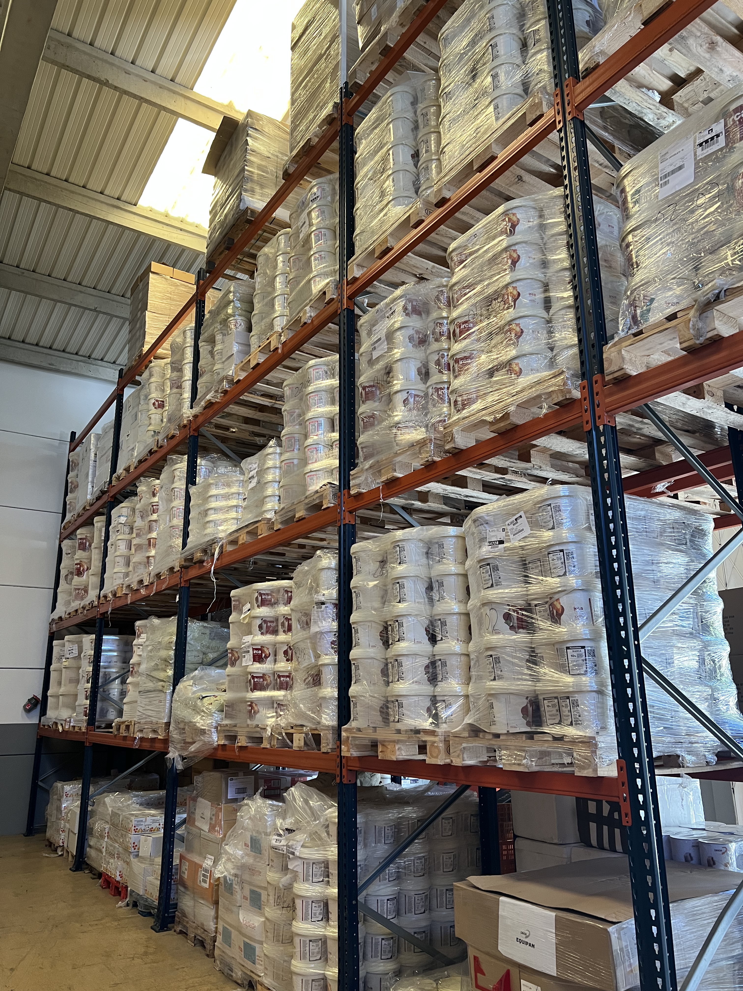 Paletes organizadas em racking