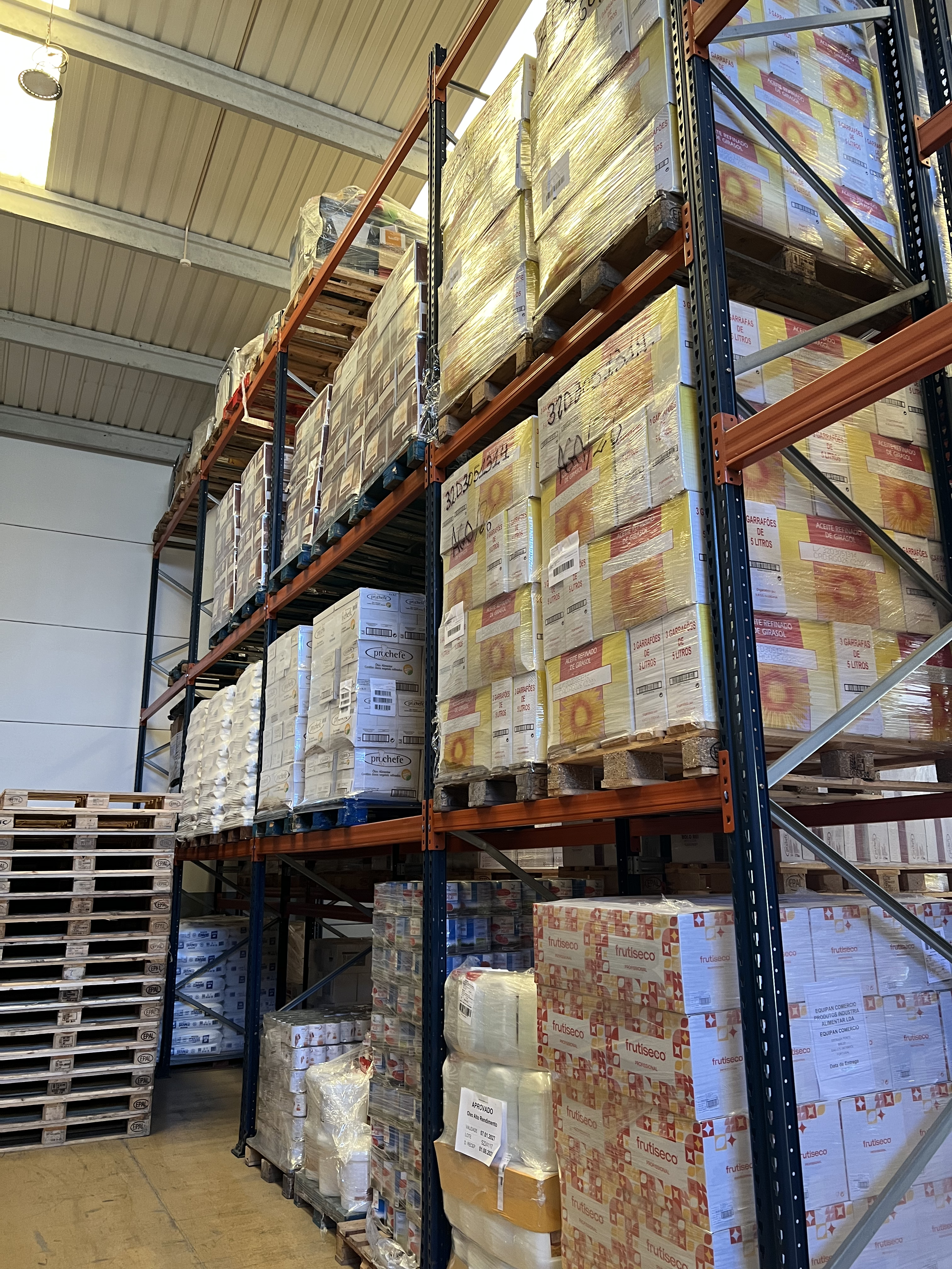 Equipamento de movimentação de cargas